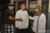 Pecalang atau petugas pengamanan adat Bali (kiri) berbincang dengan umat Islam yang akan melaksanakan shalat tarawih pertama bulan Ramadhan 1444 H yang bertepatan dengan Hari Raya Nyepi tahun Saka 1945 di salah satu rumah warga di Kampung Bugis, Desa Adat Tuban, Badung, Bali, Rabu (22/3/2023). Meskipun pemerintahan desa adat setempat mengizinkan umat Islam yang tinggal dekat masjid untuk melaksanakan shalat tarawih di masjid, namun mereka sepakat untuk melaksanakan shalat tarawih  di rumah warga terdekat untuk menghormati umat Hindu yang tengah menjalani catur brata penyepian saat Hari Raya Nyepi. ANTARA FOTO/Fikri Yusuf/wsj.