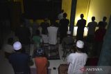 Umat Islam melaksanakan shalat tarawih pertama bulan Ramadhan 1444 H yang bertepatan dengan Hari Raya Nyepi tahun Saka 1945 di salah satu rumah warga di Kampung Bugis, Desa Adat Tuban, Badung, Bali, Rabu (22/3/2023). Meskipun pemerintahan desa adat setempat mengizinkan umat Islam yang tinggal dekat masjid untuk melaksanakan shalat tarawih di masjid, namun mereka sepakat untuk melaksanakan shalat tarawih  di rumah warga terdekat untuk menghormati umat Hindu yang tengah menjalani catur brata penyepian saat Hari Raya Nyepi. ANTARA FOTO/Fikri Yusuf/wsj.