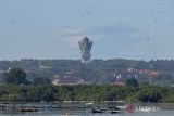 Sejumlah perahu tertambat di perairan dengan latar belakang patung Garuda Wisnu Kencana di Kabupaten Badung, Bali, Rabu (22/3/2023). Seluruh kawasan pariwisata, ruas jalan dan objek vital di Pulau Dewata yang ramai pada hari biasa terpantau lengang pada Hari Raya Nyepi tahun Saka 1945 karena umat Hindu menjalani catur brata penyepian selama 24 jam hingga Kamis (23/3) pukul 06.00 WITA. ANTARA FOTO/Fikri Yusuf/wsj.