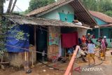 Tenda komunal dibangun untung pengungsi antisipasi banjir di CIanjur