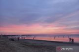 Wisatawan banjiri Pantai Kuta saat cuti Hari Nyepi