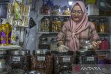 Pedagang menata kurma yang dijajakan di Pasar Sudimampir, Banjarmasin, Kalimantan Selatan, Kamis (23/3/2023). Memasuki bulan Ramadhan, pedagang kurma di kawasan tersebut mengaku penjualan kurma yang menjadi salah satu menu pilihan umat muslim untuk berbuka puasa meningkat 60 persen. ANTARA/Bayu Pratama S.