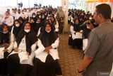 Peserta calon Pegawai Pemerintah dengan Perjanjian Kerja (PPPK) Kementerian Agama mendengarkan arahan panitia saat mengikuti seleksi kompetensi dengan Computer Assisted Test (CAT) di gedung Amel Convention, Banda Aceh, Aceh, Kamis (23/3/2023). Antara Aceh/Irwansyah Putra