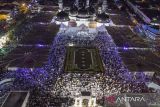 Foto udara shalat tarawih berjamaah di Masjid Raya Baiturrahman di Kota Banda Aceh, Provinsi Aceh, Rabu (22/3/2023). Ribuan umat muslim memadati Raya Baiturrahman yang merupakan masjid bersejarah peninggalan Kesultanan Aceh setelah pemerintah menetapkan bahwa 1 Ramadhan 1444 Hijriah jatuh pada Kamis 23 Maret 2023. (ANTARA FOTO/FB Anggoro)