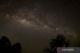 Pemandangan gugusan Bima Sakti atau Milky Way terlihat saat malam Hari Raya Nyepi tahun Saka 1945 dari Badung, Bali, Kamis (23/3/2023). Gugusan Bima Sakti terlihat lebih jelas di langit malam Bali yang gelap gulita tanpa penerangan saat umat Hindu menjalani catur brata penyepian pada Hari Raya Nyepi. ANTARA FOTO/Fikri Yusuf/wsj.