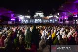 Suasana shalat tarawih berjamaah di Masjid Raya Baiturrahman di Kota Banda Aceh, Provinsi Aceh, Rabu (22/3/2023). Ribuan umat muslim memadati Raya Baiturrahman yang merupakan masjid bersejarah peninggalan Kesultanan Aceh setelah pemerintah menetapkan bahwa 1 Ramadhan 1444 Hijriah jatuh pada Kamis 23 Maret 2023. (ANTARA FOTO/FB Anggoro)