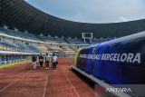 Delegasi FIFA meninjau Stadion Gelora Bandung Lautan Api di Gedebage, Bandung, Jawa Barat, Jumat (24/3/2023). Kunjungan tersebut untuk melihat langsung kesiapan Stadion Gelora Bandung Lautan Api yang ditunjuk sebagai salah satu tempat latihan bagi tim yang berlaga pada ajang Piala Dunia U20 pada Mei 2023. ANTARA FOTO/Raisan Al Farisi/agr