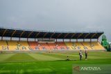 Delegasi FIFA mengukur jalan saat meninjau Stadion Si Jalak Harupat di Kutawaringin, Kabupaten Bandung, Jawa Barat, Jumat (24/3/2023). Kunjungan tersebut dilakukan dalam rangka meninjau kesiapan Stadion Stadion Si Jalak Harupat yang ditunjuk sebagai salah satu tempat bertanding bagi tim yang berlaga pada ajang Piala Dunia U-20 pada Mei 2023. ANTARA FOTO/Raisan Al Farisi/agr