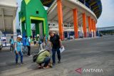 Delegasi FIFA mengukur jalan saat meninjau Stadion Si Jalak Harupat di Kutawaringin, Kabupaten Bandung, Jawa Barat, Jumat (24/3/2023). Kunjungan tersebut dilakukan dalam rangka meninjau kesiapan Stadion Stadion Si Jalak Harupat yang ditunjuk sebagai salah satu tempat bertanding bagi tim yang berlaga pada ajang Piala Dunia U-20 pada Mei 2023. ANTARA FOTO/Raisan Al Farisi/agr