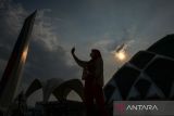 Warga berfoto sambil menunggu waktu buka puasa atau ngabuburit di Masjid Raya Al Jabbar, Gedebage, Bandung, Jawa Barat, Kamis (23/3/2023). Masjid Raya Al Jabbar yang baru diresmikan di akhir Tahun 2022 tersebut menjadi salah satu lokasi favorit warga Kota Bandung untuk ngabuburit. ANTARA FOTO/Raisan Al Farisi/agr