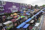 Warga dan pedagang memadati pasar takjil Ramadhan di kawasan Alun-alun Kabupaten Ciamis, Jawa Barat, Jumat (24/3/2023). Pasar tersebut menjadi salah satu pilihan warga setempat untuk membeli berbagai minuman dan makanan untuk hidangan berbuka puasa. ANTARA FOTO/Adeng Bustomi/agr