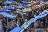 Warga dan pedagang memadati pasar takjil Ramadhan di kawasan Alun-alun Kabupaten Ciamis, Jawa Barat, Jumat (24/3/2023). Pasar tersebut menjadi salah satu pilihan warga setempat untuk membeli berbagai minuman dan makanan untuk hidangan berbuka puasa. ANTARA FOTO/Adeng Bustomi/agr