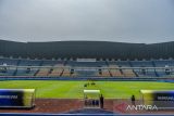 Pekerja menyelesaikan renovasi Stadion Gelora Bandung Lautan Api di Gedebage, Bandung, Jawa Barat, Jumat (24/3/2023). Pemerintah Kota Bandung menyatakan, pekerjaan renovasi yang dilakukan oleh Kementerian PUPR untuk venue latihan bagi tim yang berlaga pada ajang Piala Dunia U20 pada Mei 2023 tersebut telah mencapai 90 persen. ANTARA FOTO/Raisan Al Farisi/agr