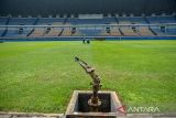 Pekerja menyelesaikan renovasi Stadion Gelora Bandung Lautan Api di Gedebage, Bandung, Jawa Barat, Jumat (24/3/2023). Pemerintah Kota Bandung menyatakan, pekerjaan renovasi yang dilakukan oleh Kementerian PUPR untuk venue latihan bagi tim yang berlaga pada ajang Piala Dunia U20 pada Mei 2023 tersebut telah mencapai 90 persen. ANTARA FOTO/Raisan Al Farisi/agr