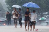 Umat Islam berjalan menerjang hujan deras untuk melaksanakan shalat Jumat di Masjid Nasional Al Akbar Surabaya, Jawa Timur, Jumat (24/3/2023). Pelaksanaan shalat Jumat pertama Ramadhan 1444 H di masjid tersebut berjalan lancar dan khidmat. ANTARA Jatim/Didik Suhartono/zk 