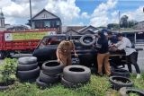 Ban bekas digunakan mencegah abrasi di area pantai Mataram