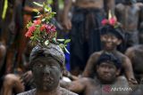 Sejumlah warga mengikuti tradisi Mebuug-Buugan atau mandi lumpur di Desa Kedonganan, Badung, Bali, Kamis (23/3/2023). Tradisi Mebuug-Buugan yang dilakukan setelah Hari Raya Nyepi tersebut dilakukan sebagai simbol menghilangkan kekotoran atau hal-hal negatif. ANTARA FOTO/Fikri Yusuf/wsj.