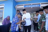 Bupati Pangkep serahkan bantuan kepada warga Pulau Salemo
