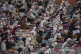 Santri membaca Al Quran bersama di Pondok Pesantren Darussalam, Kabupaten Ciamis, Jawa Barat, Sabtu (25/3/2023). Selama Ramadhan pesantren tersebut menjalankan tradisi tadarus, shalat tarawih pada dini hari, kultum, dan bazar ramadhan dengan tujuan memperdalam keilmuan agama Islam. ANTARA FOTO/Adeng Bustomi/agr