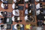 Santri membaca Al Quran bersama di Pondok Pesantren Darussalam, Kabupaten Ciamis, Jawa Barat, Sabtu (25/3/2023). Selama Ramadhan pesantren tersebut menjalankan tradisi tadarus, shalat tarawih pada dini hari, kultum, dan bazar ramadhan dengan tujuan memperdalam keilmuan agama Islam. ANTARA FOTO/Adeng Bustomi/agr