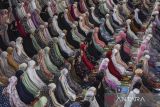 Santri melaksanakan shalat berjamah di Pondok Pesantren Darussalam, Kabupaten Ciamis, Jawa Barat, Sabtu (25/3/2023). Selama Ramadhan pesantren tersebut menjalankan tradisi tadarus, shalat tarawih pada dini hari, kultum, dan bazar ramadhan dengan tujuan memperdalam keilmuan agama Islam. ANTARA FOTO/Adeng Bustomi/agr