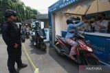  Warga di atas sepeda motornya menukarkan uang tunai baru secara Lantatur (layanan tanpa turun) di Kantor Perwakilan Bank Indonesia (BI) Provinsi Jawa Timur Jalan Pahlawan, Surabaya, Jawa Timur, Sabtu (25/3/2023). Kantor Perwakilan Bank Indonesia (BI) Provinsi Jawa Timur membuka gerai layanan penukaran uang tunai baru secara Lantatur pada setiap hari Sabtu dan Minggu di bulan Ramadhan untuk memenuhi kebutuhan uang baru di masyarakat. ANTARA Jatim/Didik Suhartono/zk 