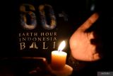 Relawan menyalakan lilin saat peringatan Earth Hour di Conrad Bali, Badung, Bali, Sabtu (25/3/2023). Aksi Earth Hour dengan mematikan lampu pada pukul 20.30 hingga 21.30 waktu setempat tersebut dilakukan di berbagai belahan dunia sebagai bentuk kepedulian terhadap kondisi bumi sekaligus sebagai kampanye untuk menghemat pemakaian listrik. ANTARA FOTO/Fikri Yusuf/wsj.