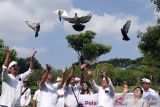 Umat Hindu melepasliarkan burung saat perayaan Hari Tumpek Uye di Taman Kota Denpasar, Bali, Sabtu (25/3/2023). Perayaan yang digelar setiap enam bulan tersebut untuk mendoakan segala jenis binatang sebagai wujud rasa sayang terhadap binatang karena memberi manfaat positif bagi kehidupan manusia. ANTARA FOTO/Nyoman Hendra Wibowo/wsj.
