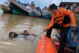 Polda Sulsel dan Tim SAR Bone bantu pencarian pengemudi tenggelam
