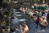 Sejumlah wisatawan mancanegara menyucikan diri dengan air pancuran di Kompleks Pura Tirta Empul, Tampaksiring, Kabupaten Gianyar, Bali, Sabtu (25/3/2023). Badan Pusat Statistik (BPS) Provinsi Bali mencatat sepanjang Januari 2023 terdapat lima negara dengan kunjungan wisatawan asing tertinggi yakni dari Australia, Rusia, India, Korea Selatan dan Singapura dengan total yang datang sebanyak 331.912 kunjungan. ANTARA FOTO/Widodo S Jusuf/wsj.