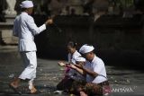 Umat Hindu melakukan sembahyang pada Hari Tumpek Uye di Pura Tirta Empul, Tampaksiring, Kabupaten Gianyar, Bali, Sabtu (25/3/2023). Hari Tumpek Uye atau sering disebut juga Tumpek Kandang merupakan hari raya umat Hindu untuk menghormati binatang, yang datang setiap 210 hari sekali pada hari Sabtu Kliwon Wuku Uye berdasarkan perhitungan Kalender Bali. ANTARA/Widodo S Jusuf/wsj.