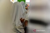 Jamaah menutupi kepalanya dengan kain surban dan selendang saat mengikuti kegiatan suluk di Dayah Darul Aman, Desa Lampuuk, kecamatan Darussalam, kabupaten Aceh Besar, Aceh, Sabtu (25/3/2023).  Aktivitas spritual suluk  selama bulan Ramadhan diikuti umat muslim dewasa hingga lanjut usia itu lebih memperbanyak ibadah zikir, shalat sunah dan ibadah lainnya  yang bertujuan untuk membersihkan hati dan mensucikan jiwa serta mendekatkan diri kepada Allah SWT. ANTARA FOTO/Ampelsa.