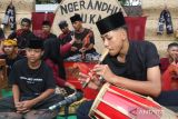 Warga memainkan musik tradisional pada acara Aktualisasi Budaya Ngerandhu Buka di Kampung Papring, Kalipuro, Banyuwangi, Jawa Timur, Minggu (26/3/2023). Umat muslim  di daerah tersebut mengisi waktu menunggu berbuka puasa dengan menggelar kegiatan budaya seperti pencak silat dan musik tradisional. ANTARA Jatim/Budi Candra Setya/zk