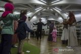 Relawan memberikan permainan edukasi pada anak-anak saat Ngabuburit ceria belajar Islam di Perpustakaan Masjid Pusdai, Bandung, Jawa Barat, Minggu (26/3/2023). Kegiatan tersebut untuk mengisi waktu bagi anak-anak jelang berbuka puasa di bulan Ramadhan dengan kegiatan mengaji, dakwah islam, fun games hingga shalat berjamaah. ANTARA FOTO/Novrian Arbi/agr