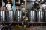 Pekerja memasak air cincau  di salah satu industri rumahan, Kampung Laksana, Kecamatan Kuta Alam, Banda Aceh, Aceh, Senin (27/3/2023). Menurut pelaku usaha , produksi cincau selama Ramadhan 1444 Hijriyah  meningkat kisaran 30 persen dibanding pada bulan Ramadhan sebelumnya,  sedangkan harga penjualan cincau masih bertahan Rp25.000 per lempeng.  ANTARA FOTO/Ampelsa