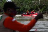 Petugas gabungan Pencarian dan Pertolongan (Search And Rescue) melakukan pencarian korban tenggelamnya perahu tambang di sungai di kawasan Mastrip, Surabaya, Jawa Timur, Sabtu (25/3/2023). Alat transportasi penyeberangan sungai yang diduga mengalami kebocoran itu tenggelam dan mengakibatkan satu orang hilang tenggelam dan 12 penumpang lainnya selamat. ANTARA Jatim/Didik Suhartono/zk 