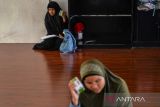 Santriwati tuna netra mendengarkan tadarus Al Quran saat mengikuti pesantren Ramadan di Pesantren Tuna Netra Sam'An Darushudur, Cimenyan, Kabupaten Bandung, Jawa Barat, Senin (27/3/2023). Sebanyak 27 santri tuna netra mengikuti pesantren dengan metode pembelajaran menggunakan bunyi-bunyian serta hafalan Al Quran selama Bulan Suci Ramadan 1444 H. ANTARA FOTO/Raisan Al Farisi/agr