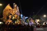 Sejumlah pemuda mengarak Ogoh-Ogoh saat rangkaian kegiatan Festival Ogoh-Ogoh 2023 di Garuda Wisnu Kencana (GWK) Cultural Park, Badung, Bali, Minggu (26/3/2023). Pagelaran ogoh-ogoh yang melibatkan ratusan orang seniman itu dipentaskan untuk mengapresiasi dan melestarikan tradisi sekaligus mengenalkan kekayaan seni budaya Bali kepada para wisatawan yang berkunjung ke GWK. ANTARA FOTO/Fikri Yusuf/wsj.