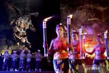 Sejumlah pemuda mengarak Ogoh-Ogoh saat rangkaian kegiatan Festival Ogoh-Ogoh 2023 di Garuda Wisnu Kencana (GWK) Cultural Park, Badung, Bali, Minggu (26/3/2023). Pagelaran ogoh-ogoh yang melibatkan ratusan orang seniman itu dipentaskan untuk mengapresiasi dan melestarikan tradisi sekaligus mengenalkan kekayaan seni budaya Bali kepada para wisatawan yang berkunjung ke GWK. ANTARA FOTO/Fikri Yusuf/wsj.