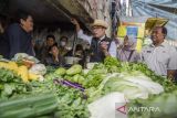 Gubernur Jawa Barat Ridwan Kamil (tengah) berdialog dengan dengan pedagang saat inspeksi mendadak (sidak) di Pasar Kiaracondong, Bandung, Jawa Barat, Selasa (28/3/2023). Inspeksi tersebut untuk memantau ketersediaan serta perkembangan harga bahan pokok di pasar dan distributor sehingga mampu mengantisipasi lonjakan harga selama Ramadhan 1444 hijriah. ANTARA FOTO/Novrian Arbi/agr