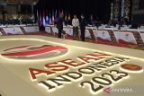 Deputi Gubernur Bank Indonesia Dody Budi Waluyo (kiri) berbincang dengan delegasi dari negara Laos di sela pertemuan ASEAN Central Bank Deputies Meeting (ACDM) di Bali Nusa Dua Convention Center, Badung, Bali, Selasa (28/3/2023). Pertemuan tersebut merupakan rangkaian dari ASEAN Finance and Central Bank Governors Meeting (AFMGM) untuk mewujudkan tiga Priorities Economic Deliverables (PEDs), yaitu Rebuilding Regional Growth, Connectivity, and New Competitiveness (recovery rebuilding), Accelerating Inclusive Digital Economy Transformation and Participation (digital economy), dan Promoting Sustainability Economic Growth for a Resilient Future (sustainability). ANTARA FOTO/Nyoman Hendra Wibowo/wsj.
