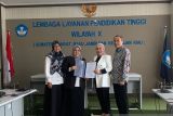 LLdikti Wilayah X menyerahkan SK penggabungan dua perguruan tinggi