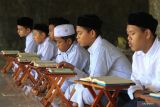 Santri membaca Al Quran di Dayah Darul Quran Aceh, Gampong Tumbo Baro, Kuta Malaka, Aceh Besar, Aceh, Rabu (29/3/2023). Sebanyak 222 santri Dayah Darul Quran Aceh mengikuti mukhayyam atau kemah Al Quran untuk mengejar target hafalan Al Quran sekaligus memaksimalkan ibadah selama bulan suci Ramadhan 1444 Hijriah. ANTARA FOTO/Khalis Surry