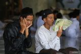 Santri membaca Al Quran di Dayah Darul Quran Aceh, Gampong Tumbo Baro, Kuta Malaka, Aceh Besar, Aceh, Rabu (29/3/2023). Sebanyak 222 santri Dayah Darul Quran Aceh mengikuti mukhayyam atau kemah Al Quran untuk mengejar target hafalan Al Quran sekaligus memaksimalkan ibadah selama bulan suci Ramadhan 1444 Hijriah. ANTARA FOTO/Khalis Surry 