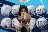 Warga memperlihatkan uang pecahan yang ditukarkan pada mobil kas keliling Bank Indonesia di Banda Aceh, Aceh, Selasa (28/3/2023). Bank Indonesia menyediakan Rp195 triliun untuk layanan penukaran uang kecil di 5.066 titik yang tersebar di seluruh wilayah Indonesia guna memenuhi kebutuhan masyarakat saat Ramadhan dan Idulfitri 1444 Hijriah. Antara Aceh/Irwansyah Putra