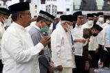 Wakil Presiden Ma'ruf Amin (kiri) berbincang dengan Pj Wali Kota Banda Aceh Bakri Siddiq (kanan) seusai shalat tarawih di Masjid Raya Baiturrahman Banda Aceh, Aceh, Rabu (29/3/2023). Wakil Presiden Ma'ruf Amin pada kunjungan kerja (kunker) ke Aceh selain memberi tausiah dan shalat tarawih berjamaah juga akan mengisi kuliah umum sekaligus menerima gelar Bapak Ekonomi Syariah dari Universitas Islam Negeri (UIN) Ar-Raniry. Antara Aceh/Irwansyah Putra.