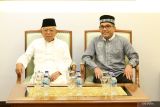 Wakil Presiden Ma'ruf Amin (kiri) berbincang dengan Pj Wali Kota Banda Aceh Bakri Siddiq (kanan) seusai shalat tarawih di Masjid Raya Baiturrahman Banda Aceh, Aceh, Rabu (29/3/2023). Wakil Presiden Ma'ruf Amin pada kunjungan kerja (kunker) ke Aceh selain memberi tausiah dan shalat tarawih berjamaah juga akan mengisi kuliah umum sekaligus menerima gelar Bapak Ekonomi Syariah dari Universitas Islam Negeri (UIN) Ar-Raniry. Antara Aceh/Irwansyah Putra.
