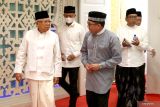 Wakil Presiden Ma'ruf Amin (kiri) berbincang dengan Pj Wali Kota Banda Aceh Bakri Siddiq (kanan) seusai shalat tarawih di Masjid Raya Baiturrahman Banda Aceh, Aceh, Rabu (29/3/2023). Wakil Presiden Ma'ruf Amin pada kunjungan kerja (kunker) ke Aceh selain memberi tausiah dan shalat tarawih berjamaah juga akan mengisi kuliah umum sekaligus menerima gelar Bapak Ekonomi Syariah dari Universitas Islam Negeri (UIN) Ar-Raniry. Antara Aceh/Irwansyah Putra.