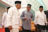 Wakil Presiden Ma'ruf Amin (kiri) berbincang dengan Pj Wali Kota Banda Aceh Bakri Siddiq (kanan) seusai shalat tarawih di Masjid Raya Baiturrahman Banda Aceh, Aceh, Rabu (29/3/2023). Wakil Presiden Ma'ruf Amin pada kunjungan kerja (kunker) ke Aceh selain memberi tausiah dan shalat tarawih berjamaah juga akan mengisi kuliah umum sekaligus menerima gelar Bapak Ekonomi Syariah dari Universitas Islam Negeri (UIN) Ar-Raniry. Antara Aceh/Irwansyah Putra.