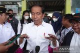 Presiden Jokowi tinjau kebutuhan pokok hingga membeli cabai di Pasar Tramo Maros